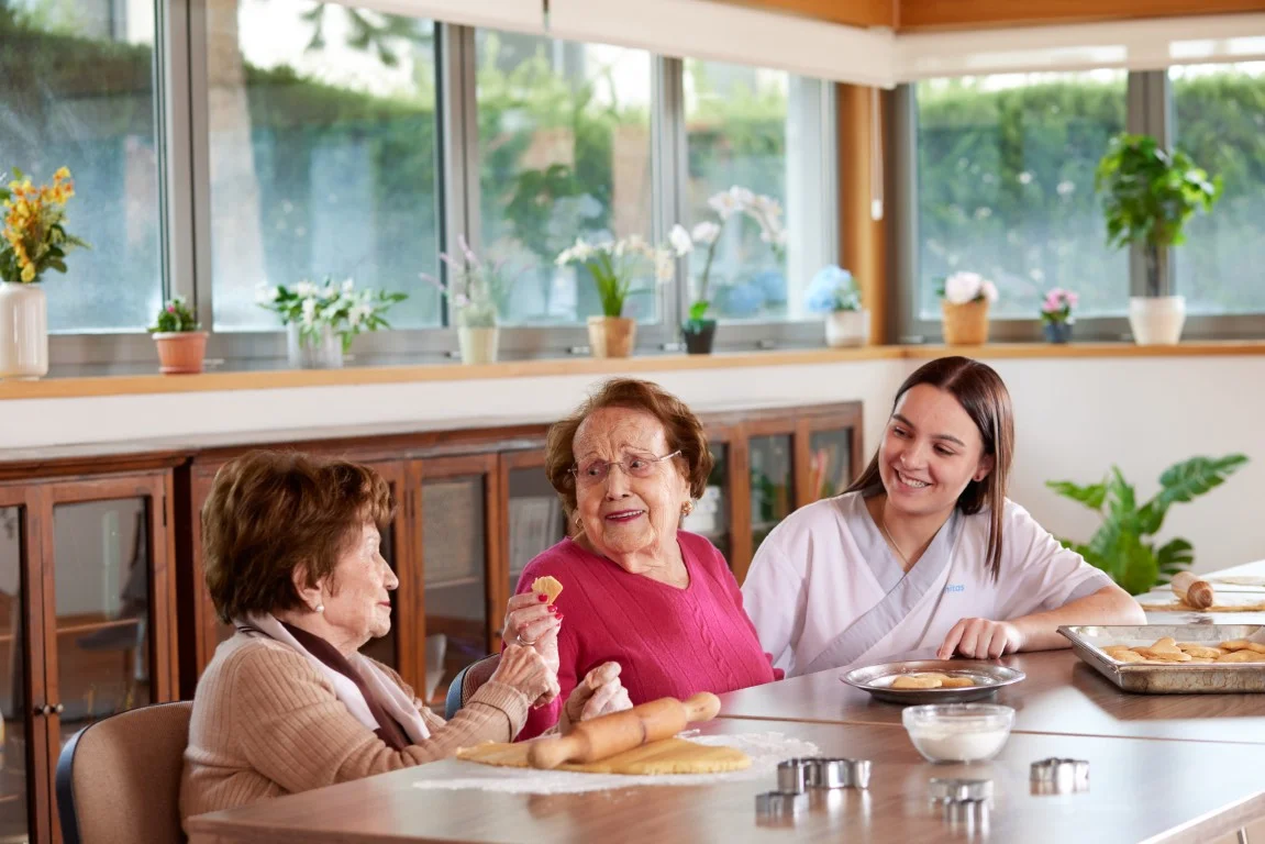 En nuestras residencias de ancianos cuidamos de quienes más quieres, <em>como en casa</em>