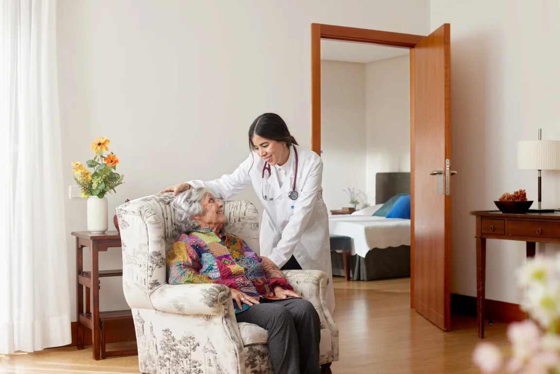 Asistencia integral y personalizada para cuidar de <em>tu familiar como en casa</em>